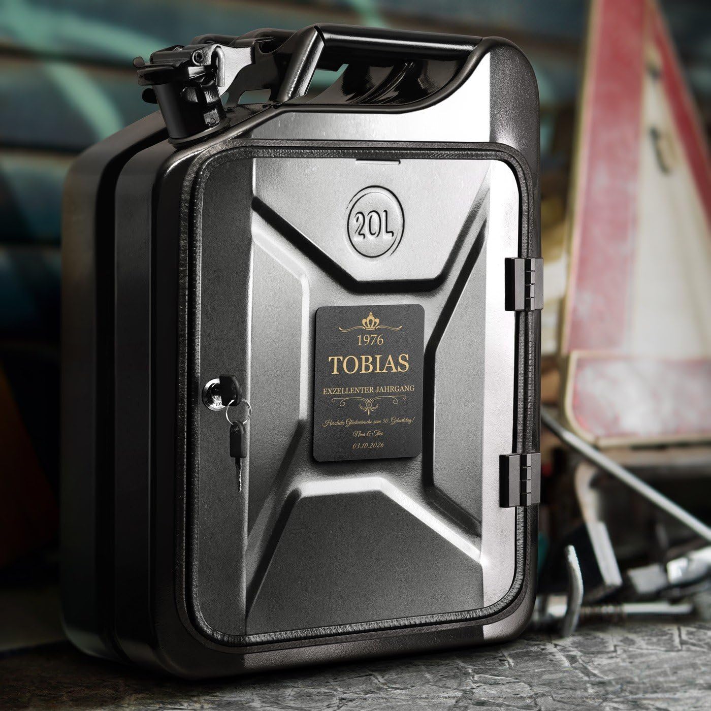 Maverton 20L Kanister Mini Bar mit Gravur - Jerrycan schwarzer Metall Mobile Bar - Geburtstagsgeschenk für Männer personalisierte Geschenke für Männer - Abschließbarer Minibar - Größe: 36x47x18cm