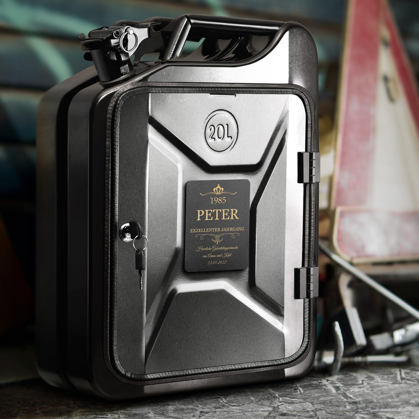 Maverton 20L Kanister Mini Bar mit Gravur - Jerrycan schwarzer Metall Mobile Bar - Geburtstagsgeschenk für Männer personalisierte Geschenke für Männer - Abschließbarer Minibar - Größe: 36x47x18cm