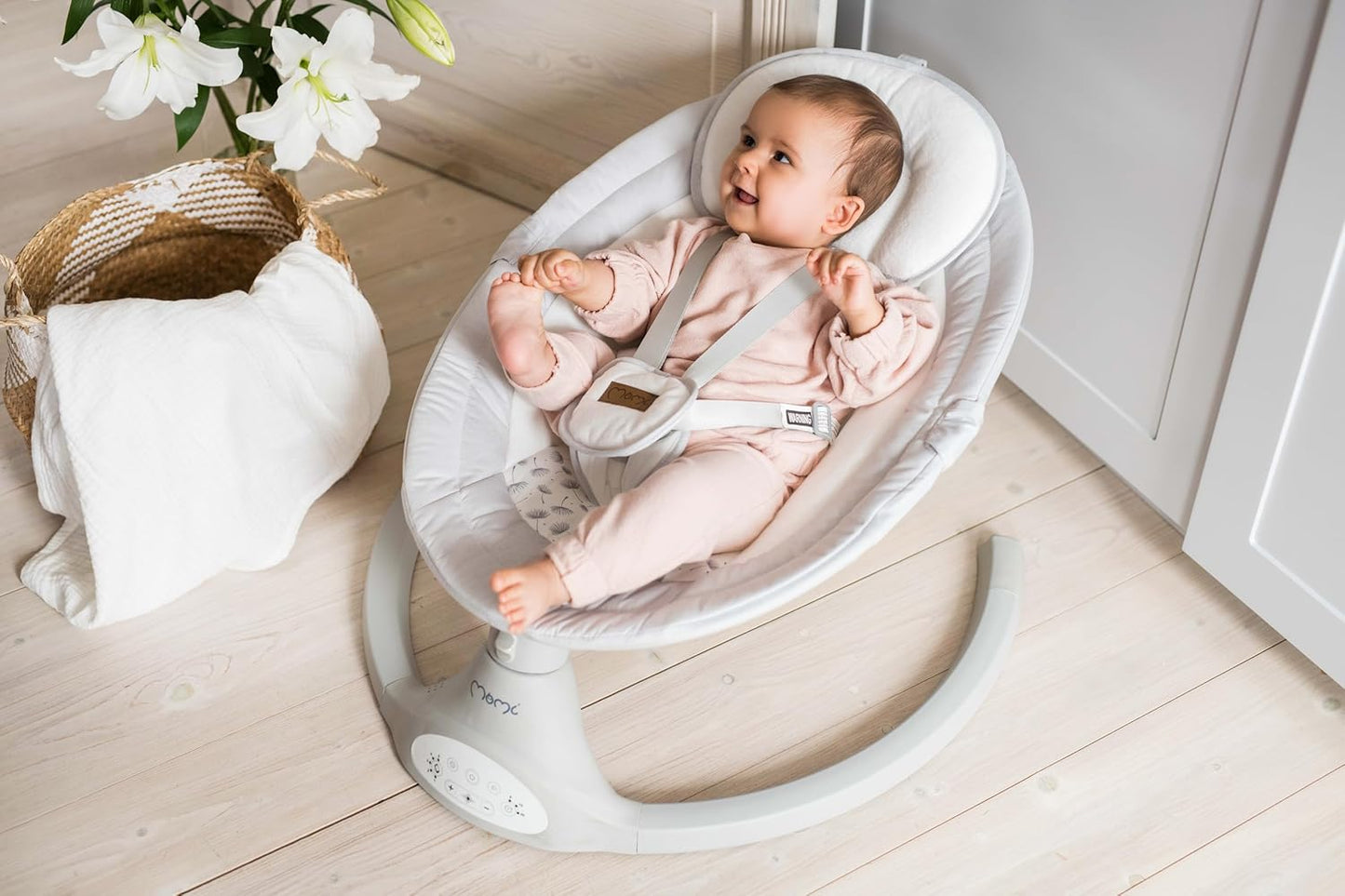 MoMi LAMI Babywippe für Kinder bis 9 kg, klappbar, mit Fernbedienung & Bluetooth zum Verbinden mit Smartphone, Batterie- oder Stromanschluss, mit 5-Punkt-Sicherheitsgurt, Sonnenschutz, Insektennetz