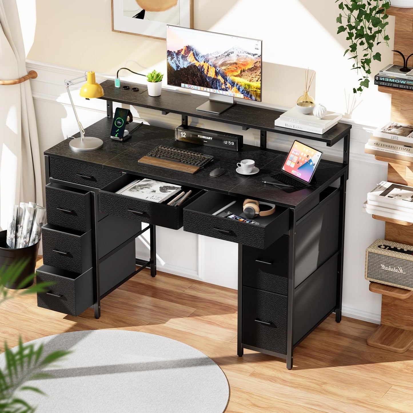 Schreibtisch mit 8 Schubladen, Computertisch mit 2 Steckdosen und 2 USB Ladeanschluss, Bürotisch mit LED und Monitorständer, PC Tisch für Büro, Wohnzimmer, 120 x 50 x 74 cm, Weiß