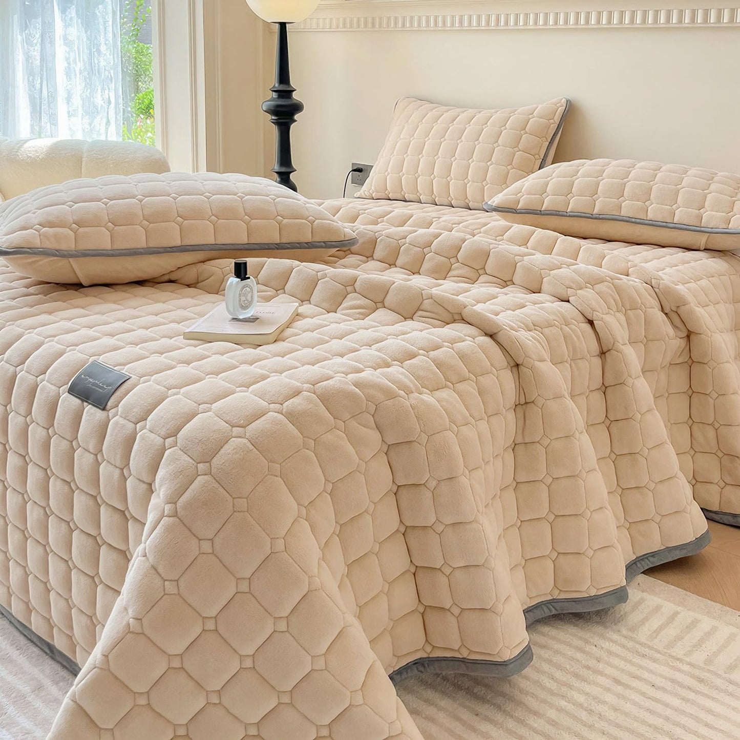 SHANNA Extra Large Duvet: Milk Velvet Soft Double Sided Duvet Ideal as Bedspread 230 x 250 cm with 2 Matching Pillowcases 50 x 70 cm (Beige)