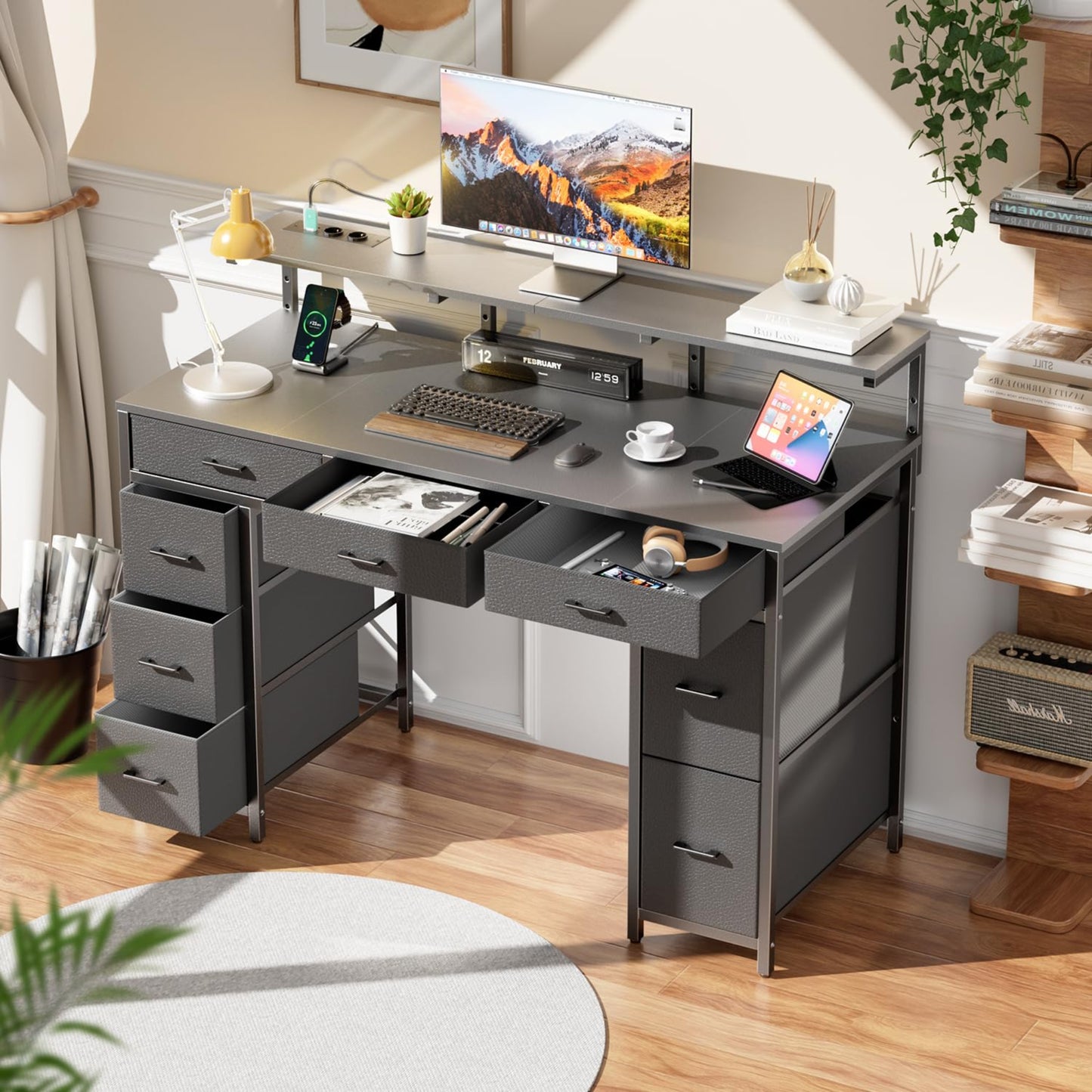 Schreibtisch mit 8 Schubladen, Computertisch mit 2 Steckdosen und 2 USB Ladeanschluss, Bürotisch mit LED und Monitorständer, PC Tisch für Büro, Wohnzimmer, 120 x 50 x 74 cm, Weiß