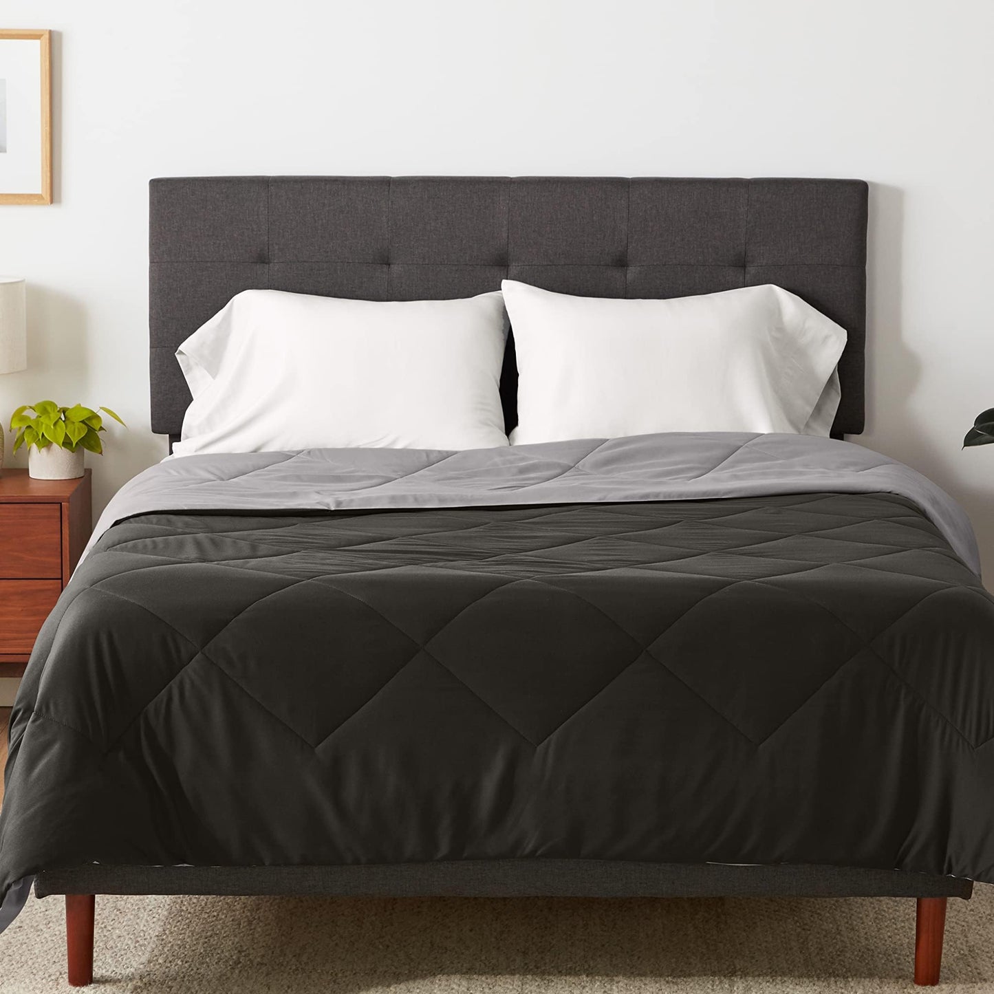 Amazon Basics Reversible Microfibre Quilt 140 x 200 cm Grey/Black