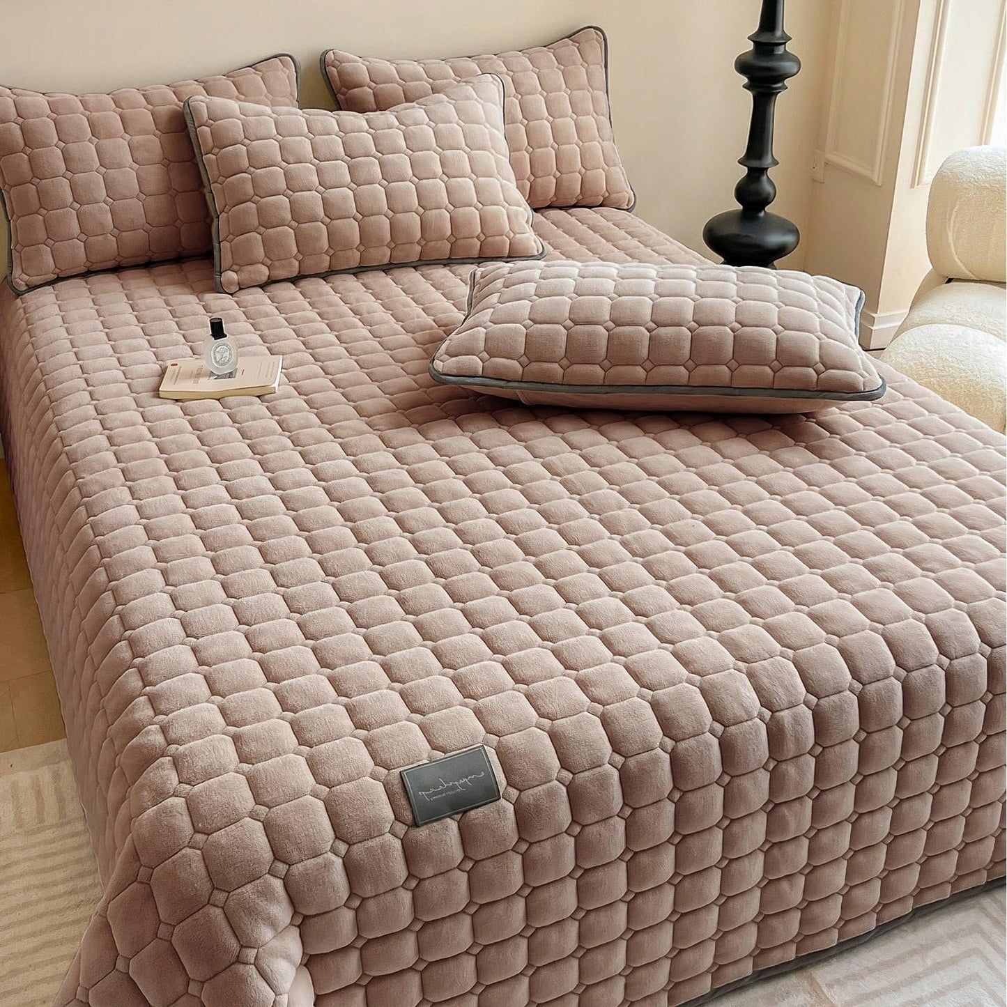 SHANNA Extra Large Duvet: Milk Velvet Soft Double Sided Duvet Ideal as Bedspread 230 x 250 cm with 2 Matching Pillowcases 50 x 70 cm (Beige)