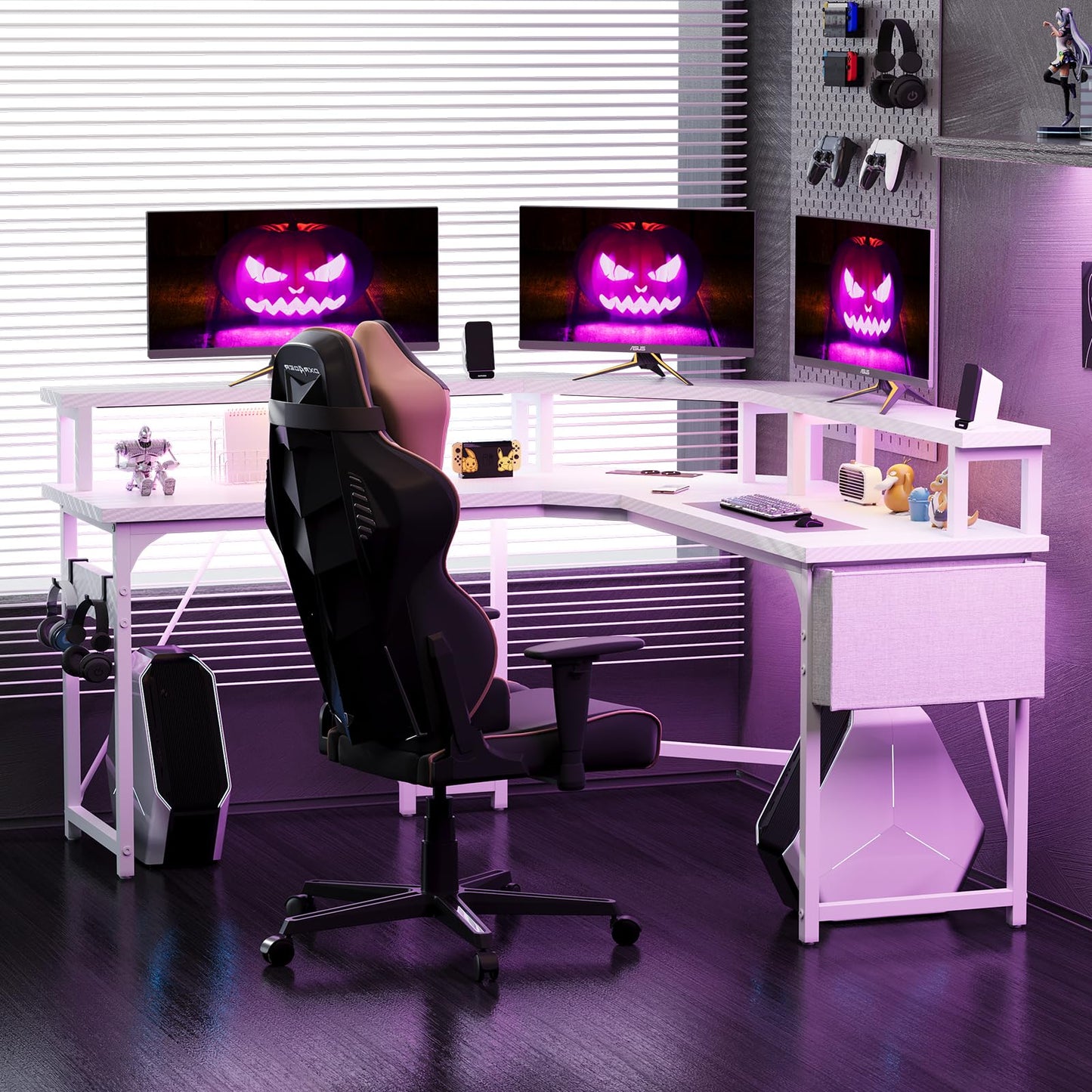 Devoko 153x153 cm Gaming Schreibtisch mit LED, groß Gaming Tisch L Form mit 2 Steckdosen und 2 USB Ladeanschluss, Eckschreibtisch PC Tisch mit großzügiger Monitorablage, Kohleschwarz