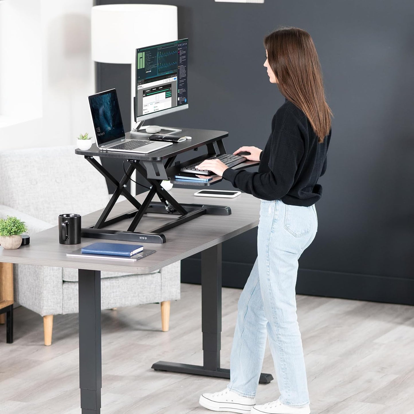 VIVO 32” Stehpult-Konverter mit höhenverstellbarem Aufsatz, Steh-Sitz-Arbeitsplatz für zwei Monitore und Laptop, mit breiter Tastaturablage, Schwarz, DESK-V000K