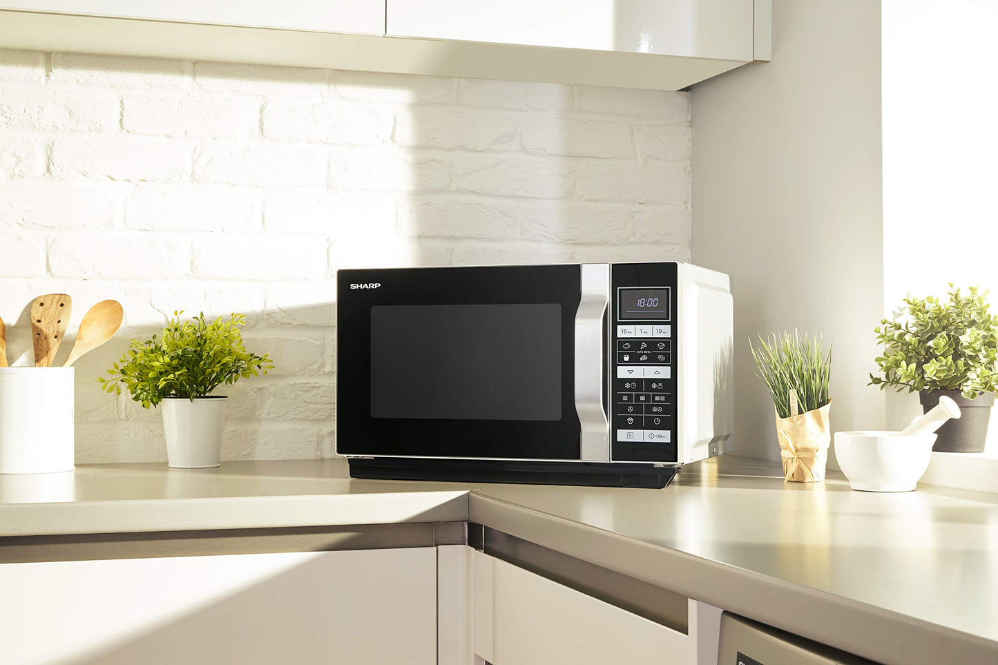 Sharp R843INW 3-in-1 microwave with hot air, grill and convection / 25 L / 800 W / 1000 W grill / 2500 convection / 10 automatic programs / pizza program / metal turntable (30 cm) / silver