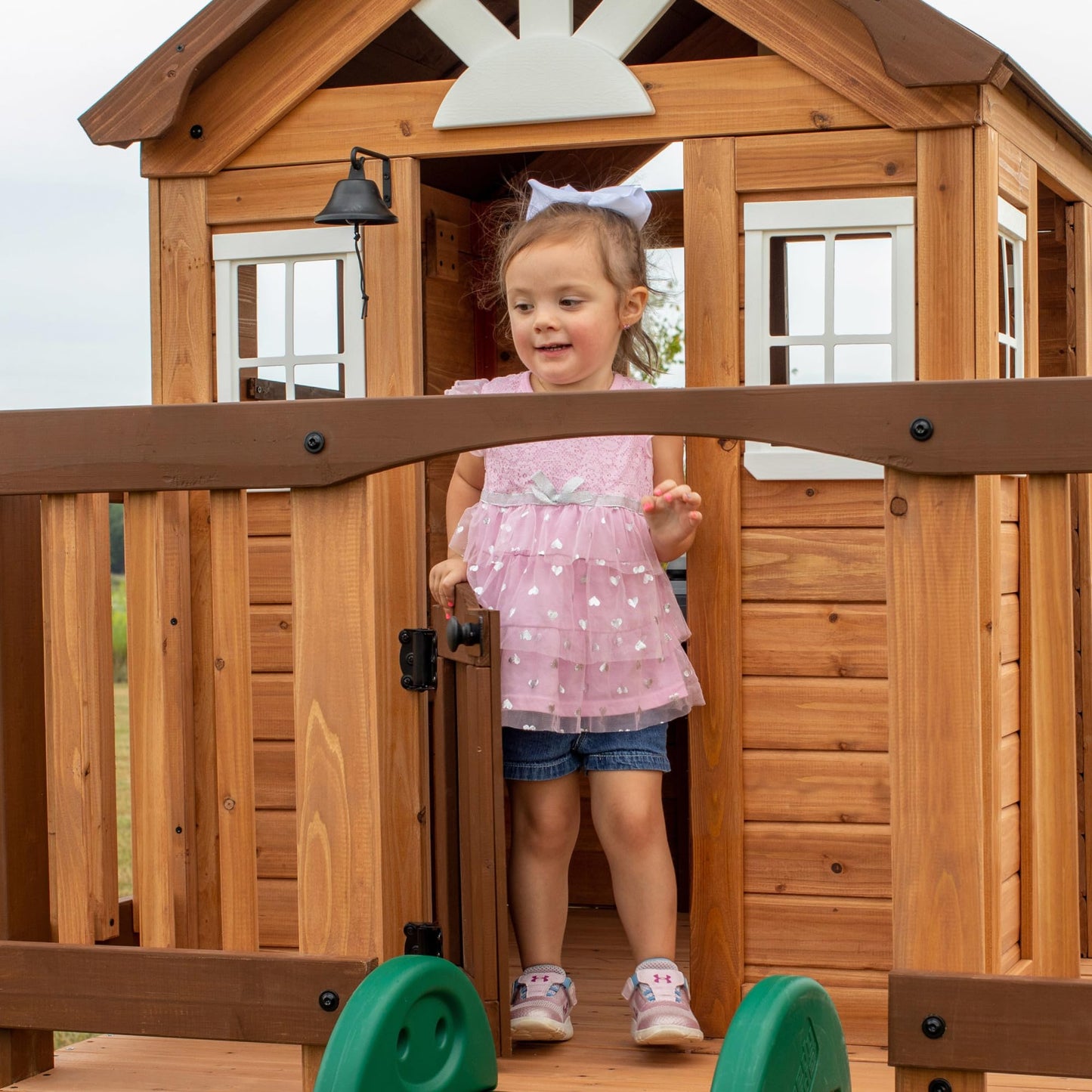 Backyard Discover Spielhaus Sweetwater Heights mit grüner Rutsche, Sandkasten & Veranda | Stelzenhaus, grau/weiß aus Holz für Kinder | Spielturm für den Garten.