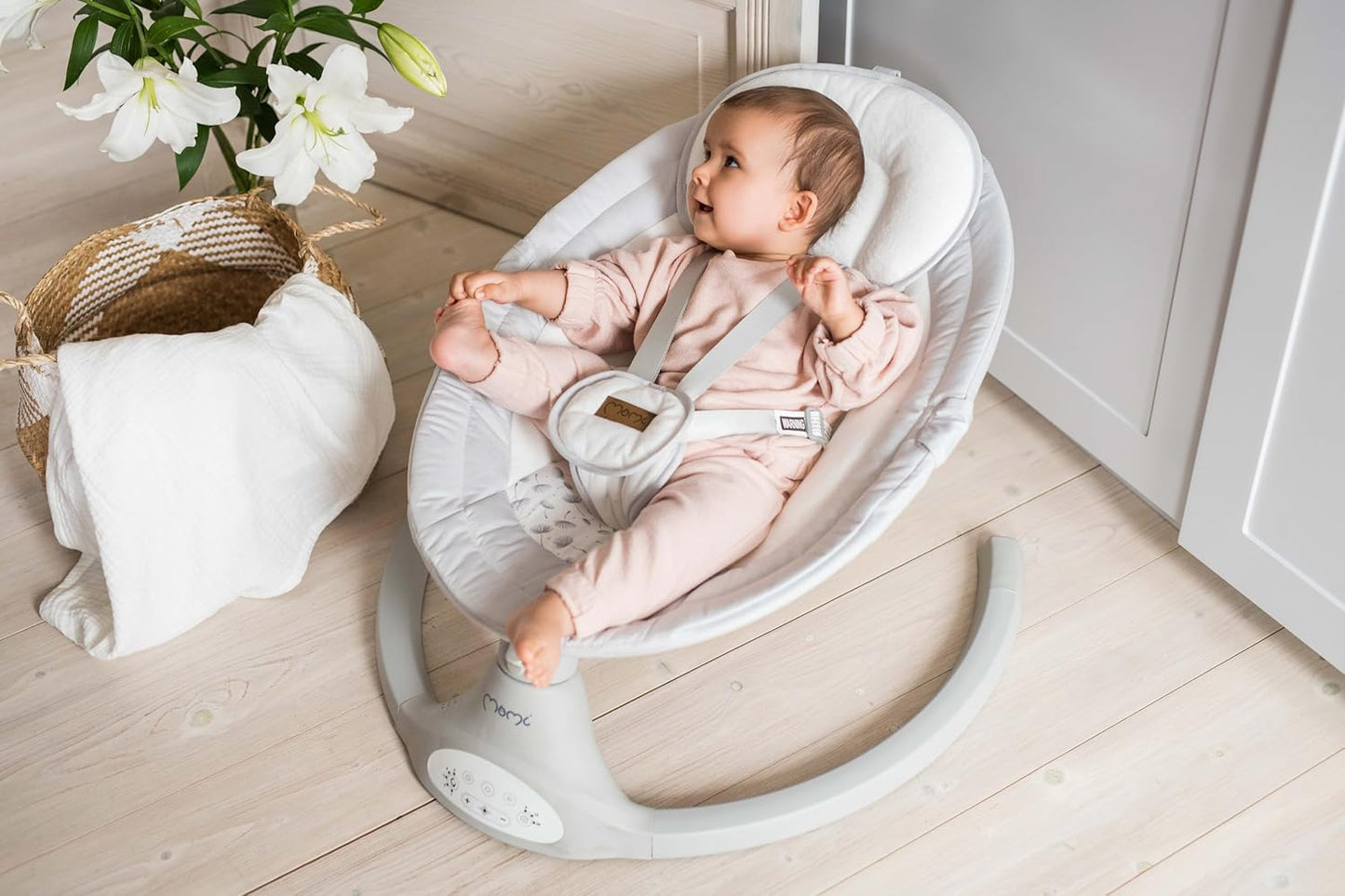 MoMi LAMI Babywippe für Kinder bis 9 kg, klappbar, mit Fernbedienung & Bluetooth zum Verbinden mit Smartphone, Batterie- oder Stromanschluss, mit 5-Punkt-Sicherheitsgurt, Sonnenschutz, Insektennetz