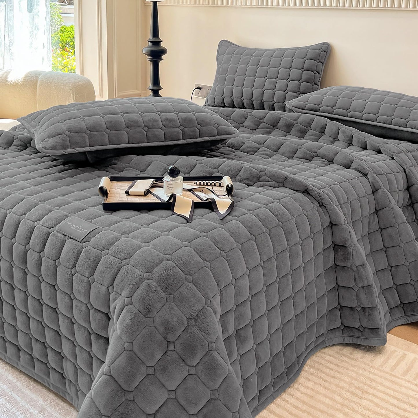 SHANNA Extra Large Duvet: Milk Velvet Soft Double Sided Duvet Ideal as Bedspread 230 x 250 cm with 2 Matching Pillowcases 50 x 70 cm (Beige)