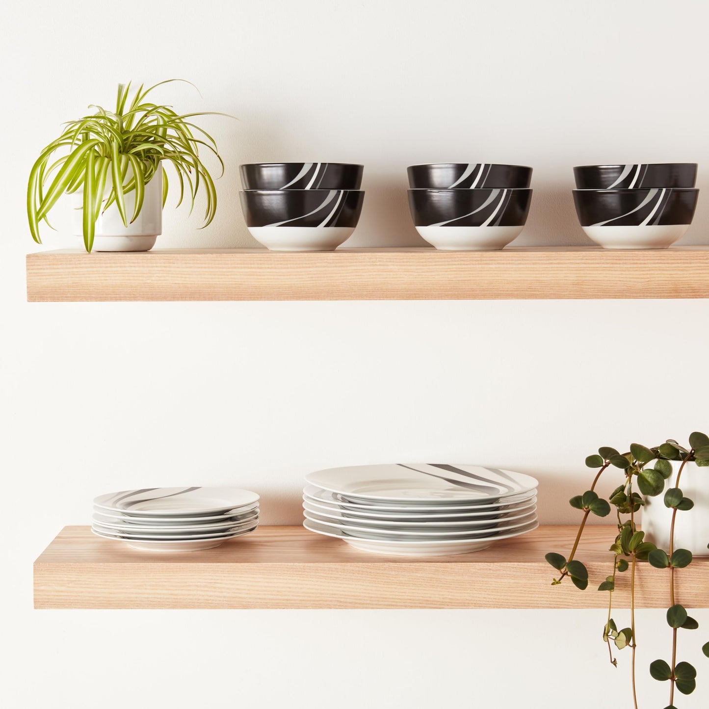 Amazon Basics 18-Piece Tableware Set, for 6 People, Modern Rays