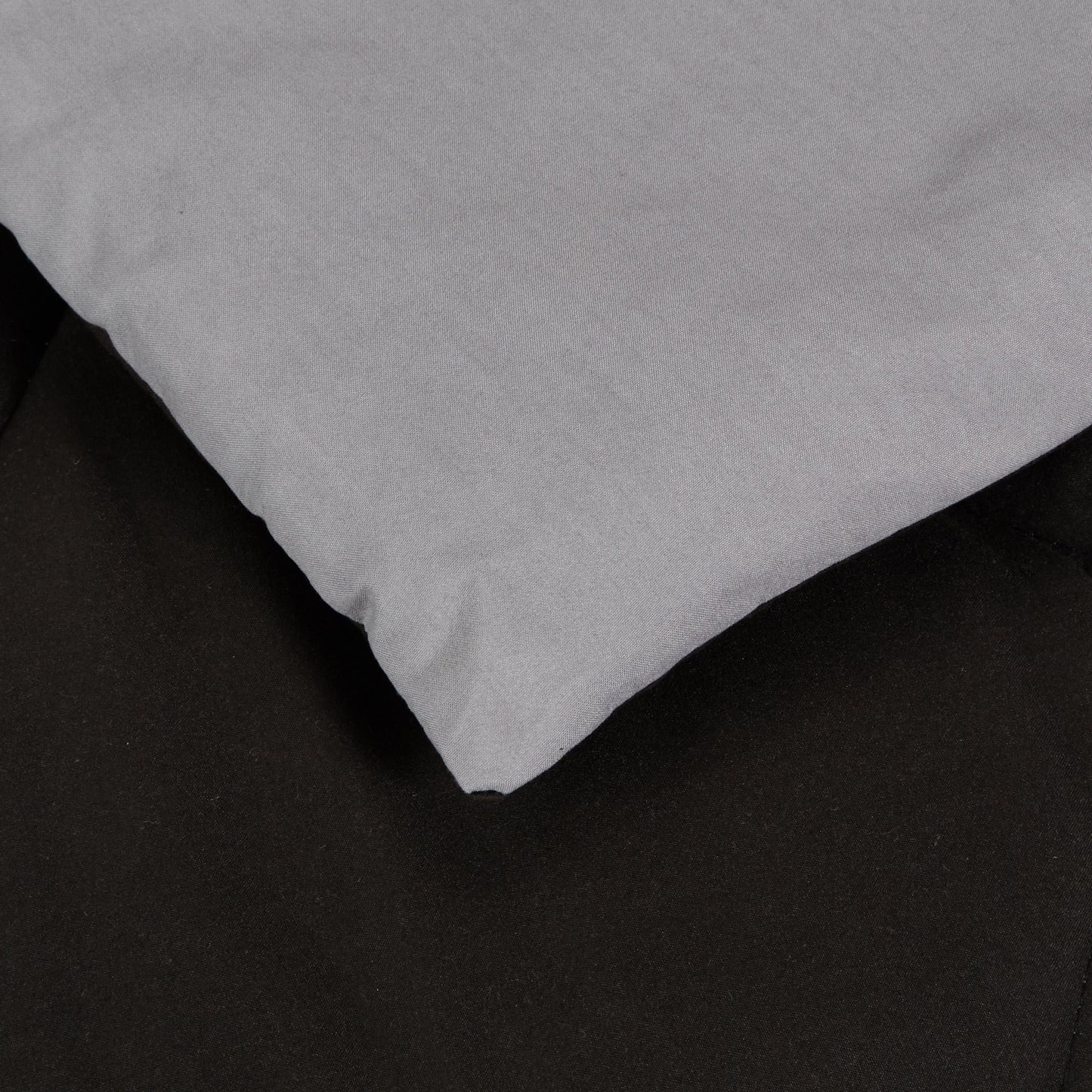 Amazon Basics Reversible Microfibre Quilt 140 x 200 cm Grey/Black